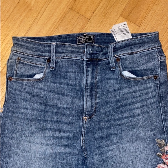 Abercrombie & Fitch Medium Blue Ankle Jeans - Picture 3 of 7